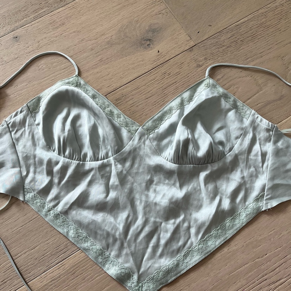 Silk tie in back top!!